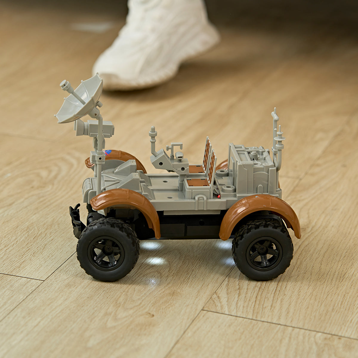 Smithsonian RC Luna Rover - image 4