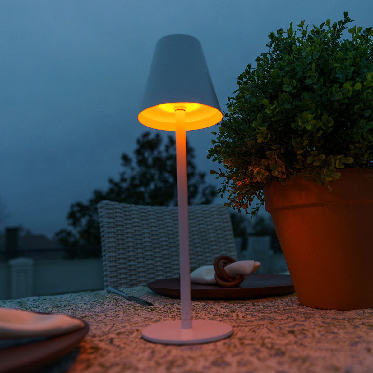 4-in-1 Indoor/Outdoor Bug Deterrent Lamp - image 26